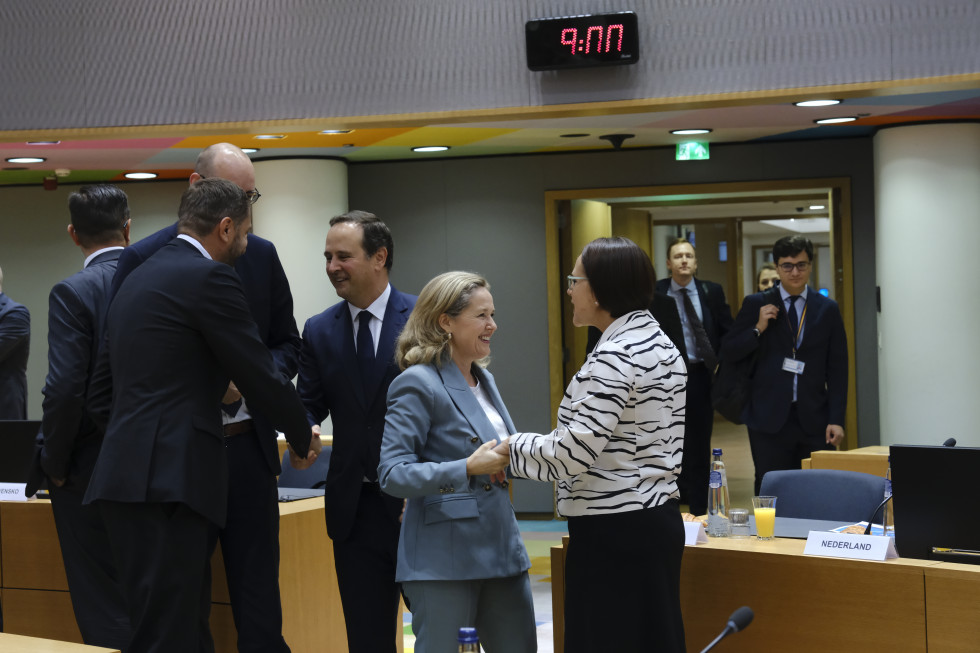 Minister Klemen Boštjančič in portugalski minister za finance Fernando Medina se rokujeta, španska ministrica za gospodarstvo in digitalno preobrazbo Nadia Calviño ter luksemburška ministrica za finance Yuriko Backes stojita desno in se pogovarjata