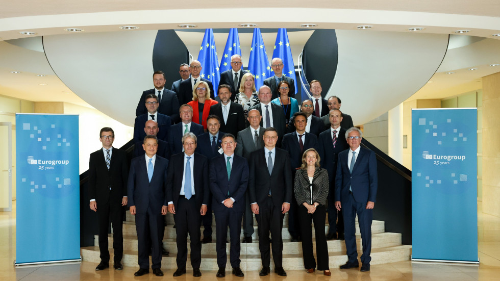 Group photo of the Eurogroup celebrating the 25th anniversary of its first meeting.