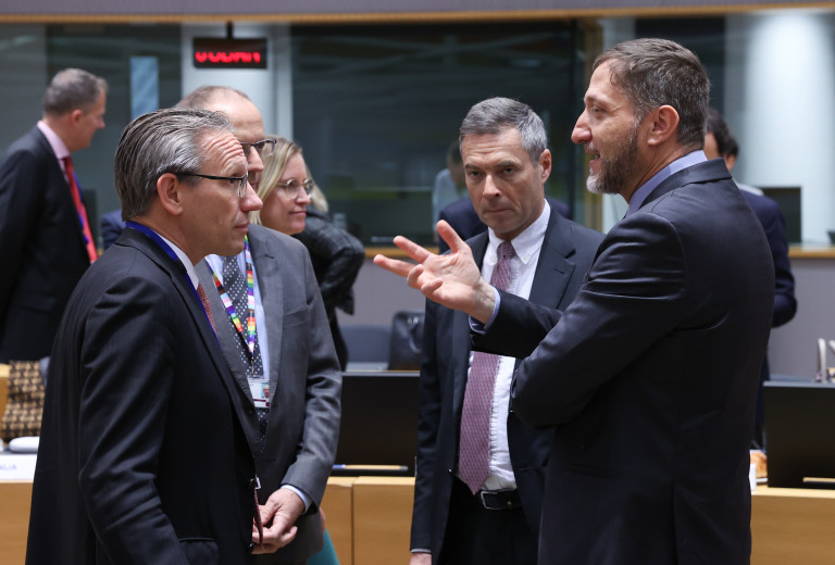 Finančni ministri v Bruslju enotno o povečanju izdatkov za obrambo Evrope