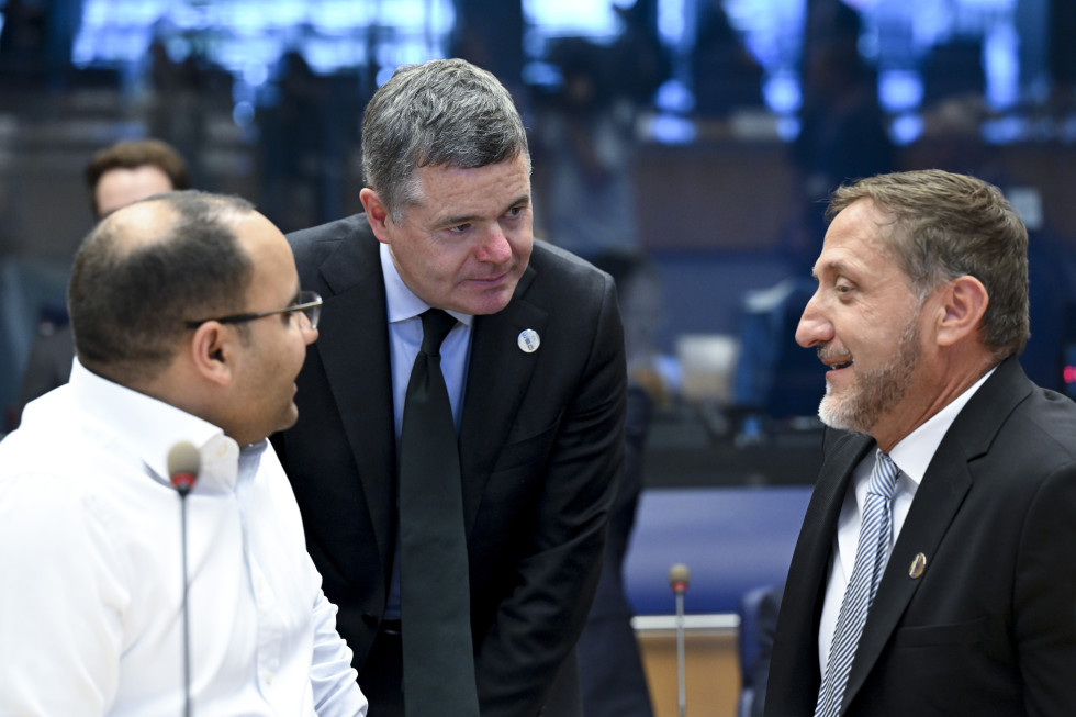 Minister Boštjančič med pogovorom s predsednikom Evroskupine Paschalom Donohoem in malteškim ministrom Clydeom Caruano.