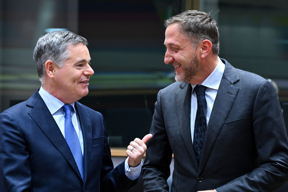 Sogovornika stojita in se pogovarjata