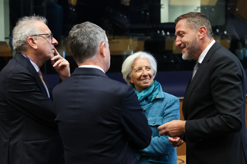 Sogovorniki se stoje pogovarjajo, minister Boštjančič govori, ostali ga poslušajo