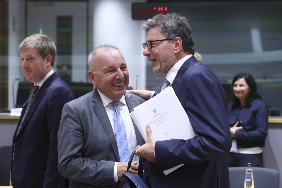 Minister Šircelj se rokuje z italijanskim ministrom