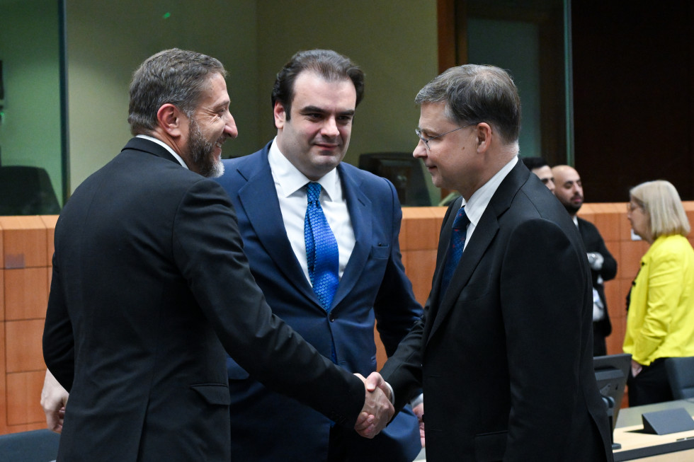 Sogovorniki se rokujejo in pogovarjajo