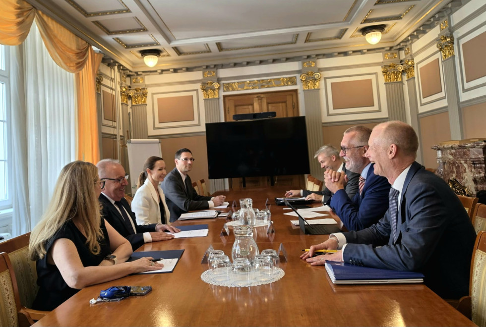 Pogovor članov delegacij za omizjem