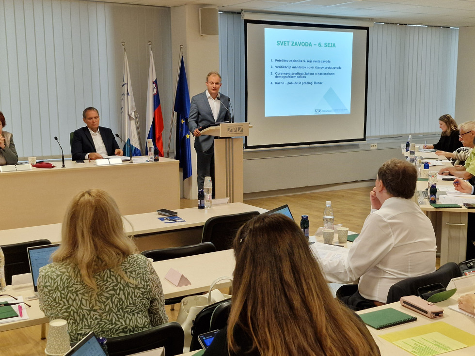 Državni sekretar nagovarja udeležence na seji.