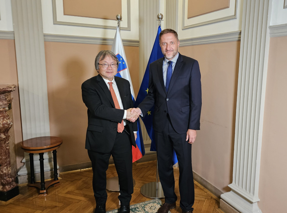 Akihiko Nishio, podpredsednik Skupine Svetovne banke za Razvojno financiranje in minister Klemen Boštjančič med rokovanjem