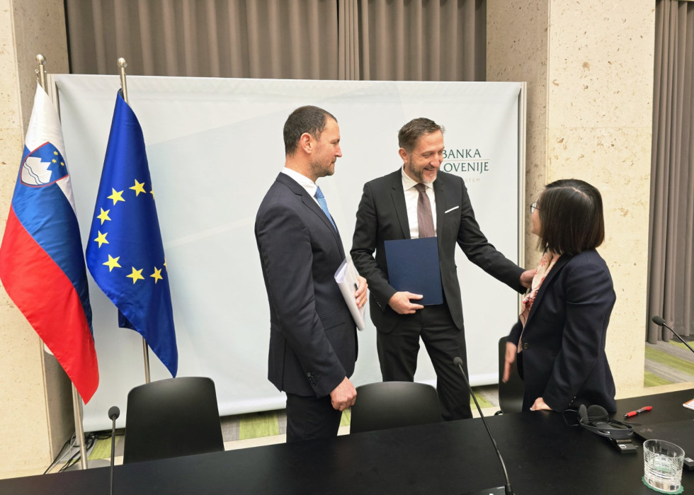 Sogovorniki se sproščeno pogovarjajo