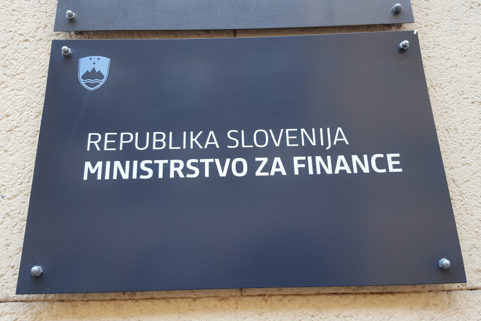 Tabla z napisom Ministrstvo za finance, ki visi ob vhodu v stavbo