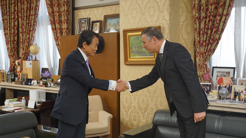 Rokovanje poteka v pisarni japonskega ministra pred sedežno garnituro.