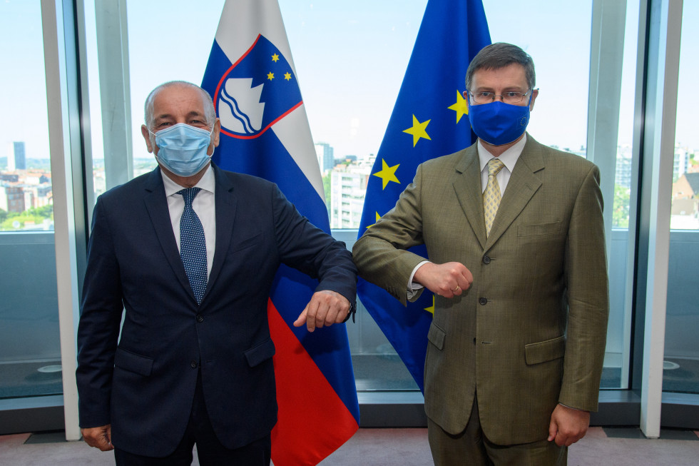 Stojita pred zastavama Slovenije in EU