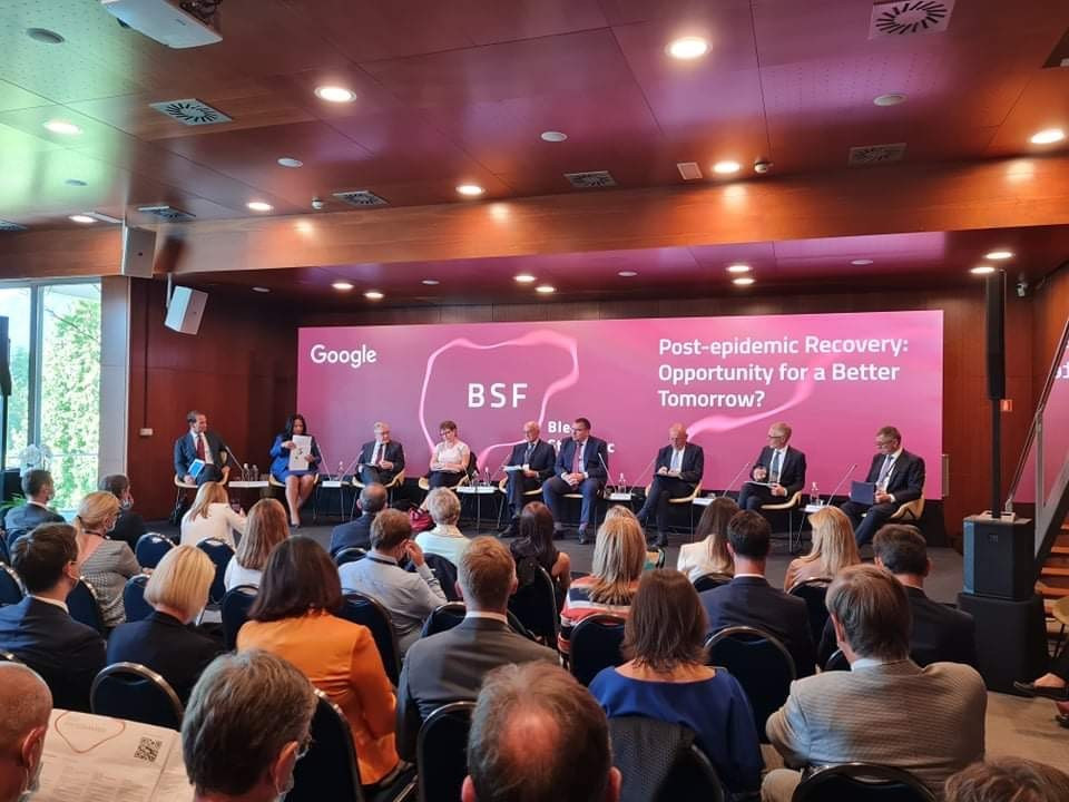 Polna dvorana na Blejskem strateškem forumu. Med govorci na panelu tudi minister za finance Andrej Šircelj