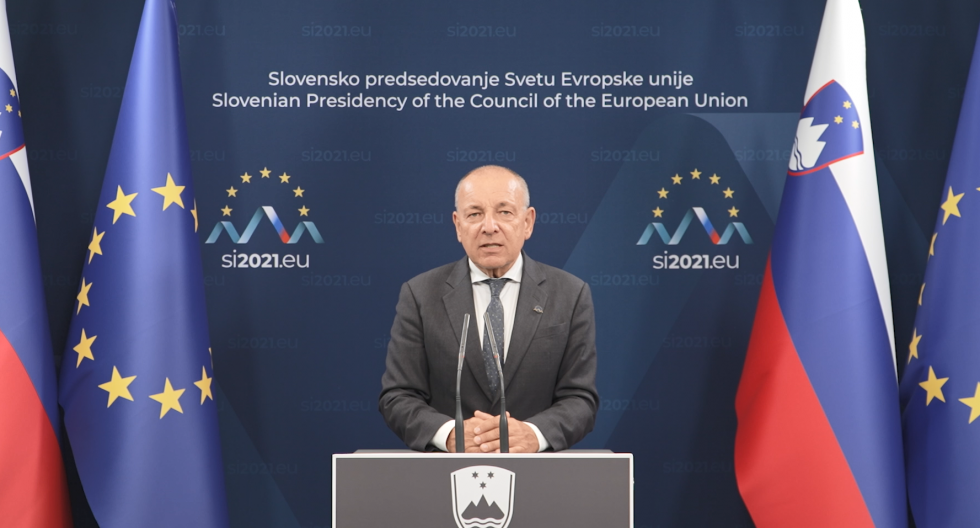 Minister Šircelj stoji pred govorniškim pultom. V ozadju napisni pano z logotipi predsedovanja Svetu EU. 
