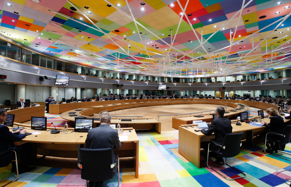Ministri sedijo za veliko okroglo mizo, strop je pisane barve