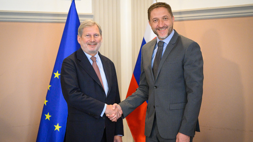 Minister za finance Boštjančič se rokuje z evropskim komisarjem Johannesom Hahnom