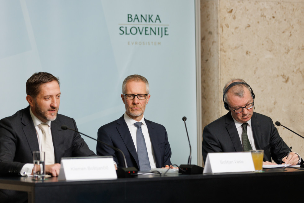 Minister Klemen Boštjančič, Boštjan Vasle and Donal McGettigan are seated at the conference table.