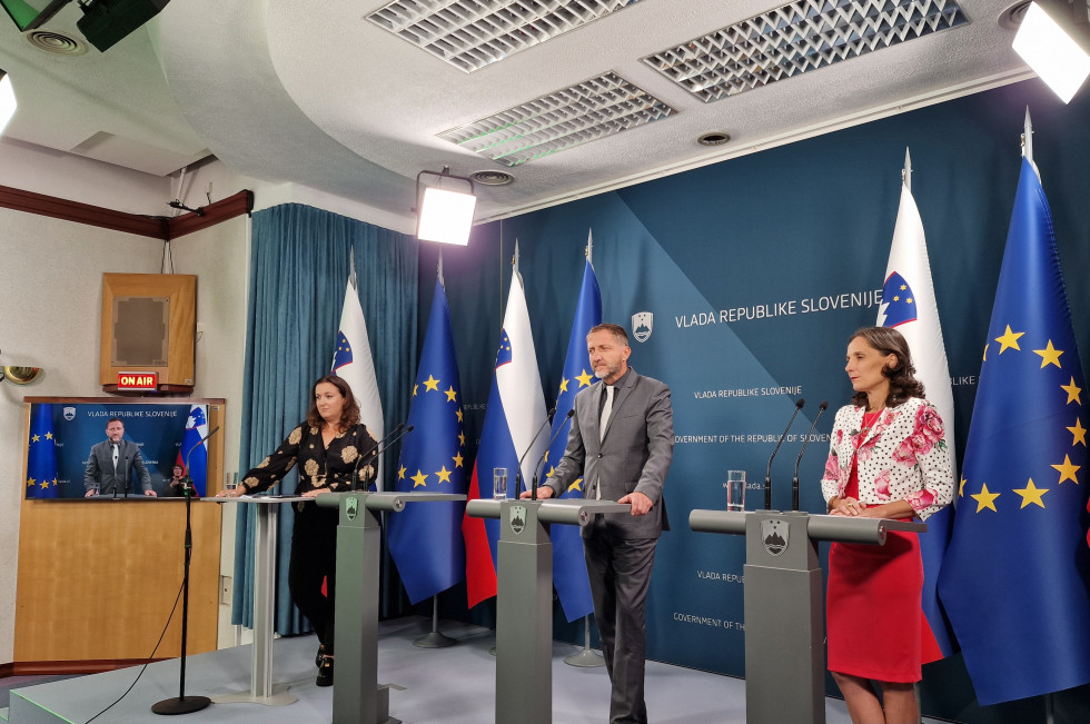 Minister Klemen Boštjančič in državna sekretarka Saša Jazbec stojita za govorniškim pultom