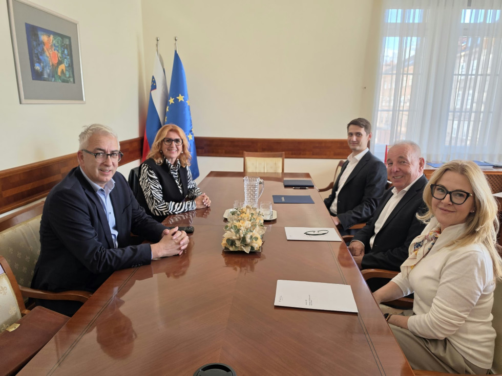 Sogovorniki sedijo za omizjem