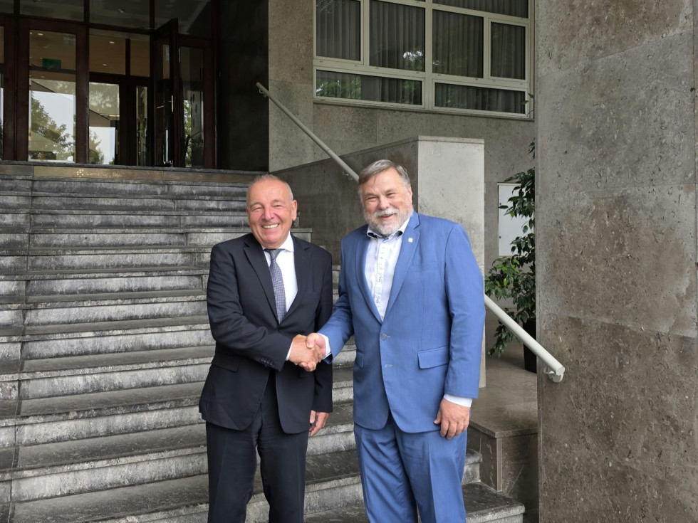 Rokovanje ministra in direktorja pred vhodom v stavbo instituta