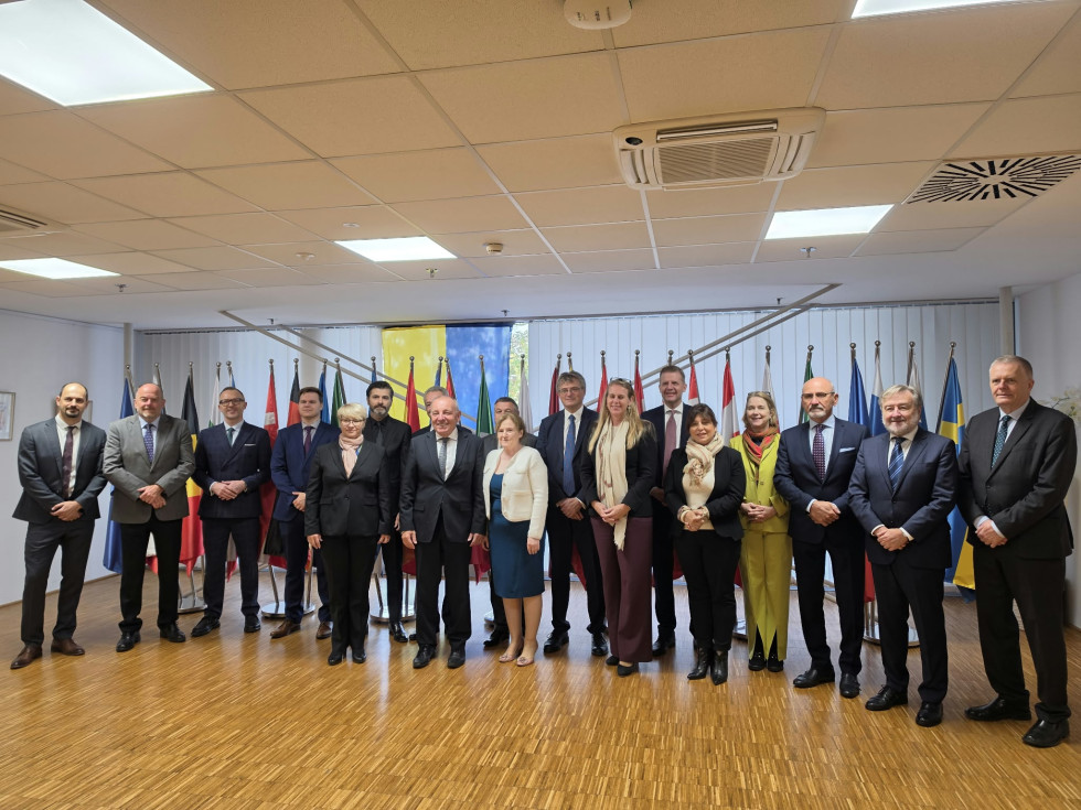 Portretna fotografija ministra z veleposlaniki