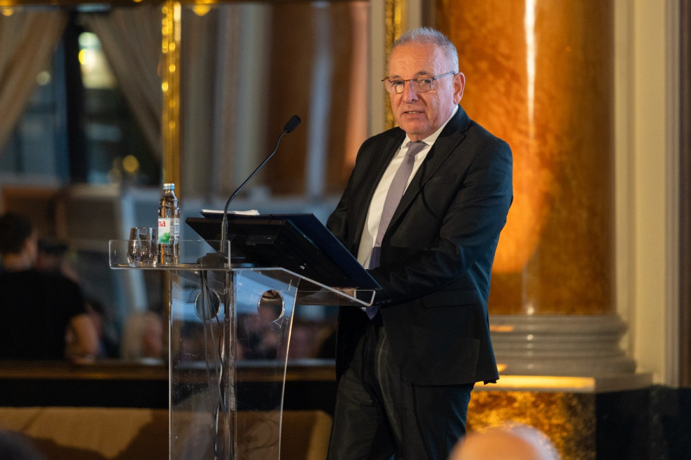 Minister za govorniškim pultom