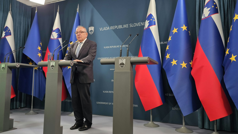Minister govori med tiskovno konferenco.