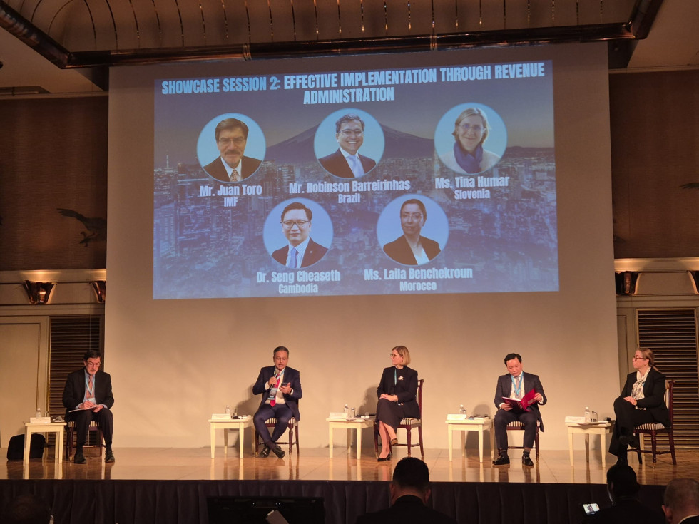 Sodelujoči na panelu, med njimi Tina Humar, sedijo na odru in razpravljajo