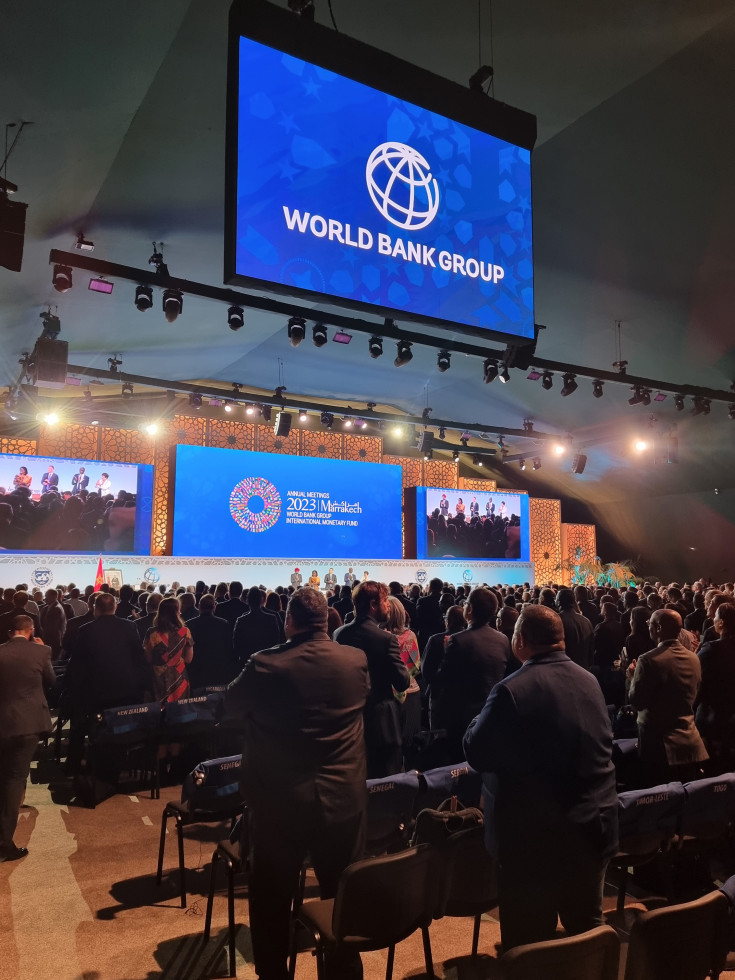 Velika dvorana z udeleženci srečanja Mednarodnega denarnega sklada in Skupine Svetovne banke. 