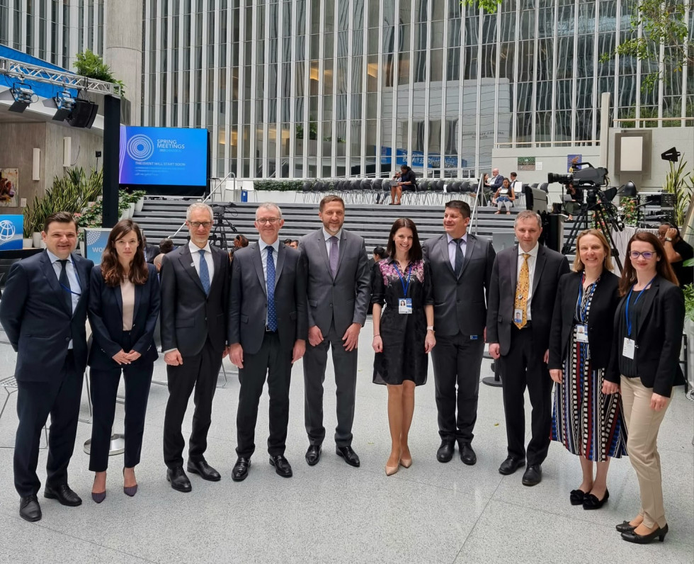 The delegation of the Bank of Slovenia and the Ministry of Finance with the representative of the International Monetary Fund, Donal McGettigan.