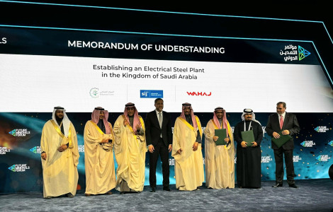 Podpis sporazuma (Minister Boštjančič, ministri Savdske Arabije in predstavnik podjetja SIJ stojijo na odru po podpisu sporazuma in ploskajo)