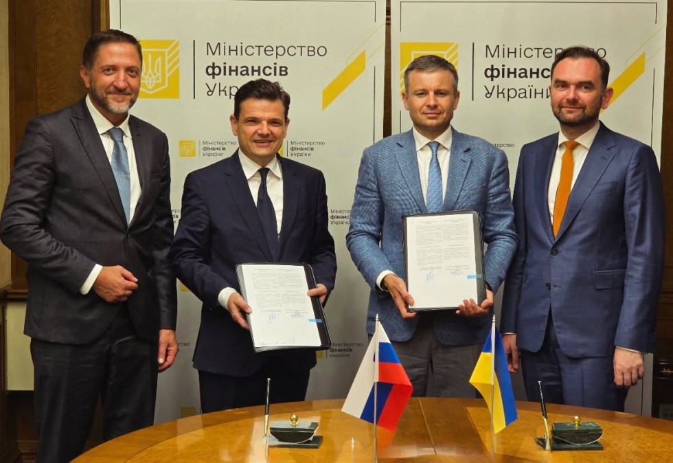 Finančni minister Klemen Boštjančič in direktor zakladnice Marjan Divjak z ukrajinskim finančnim ministrom na podpisu memoranduma.