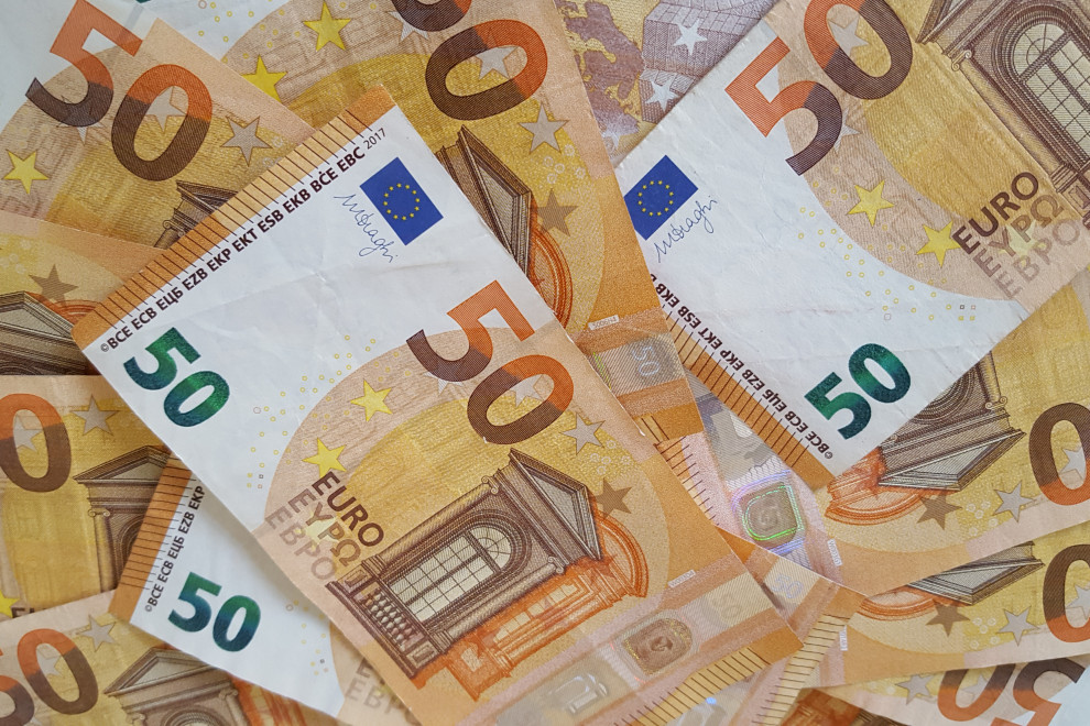 Na kupu ležijo bankovci za 50 evrov