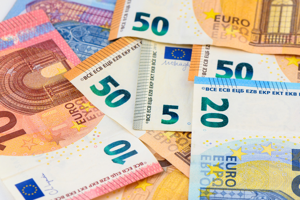 Na kupu ležijo evrski bankovci različnih vrednosti 