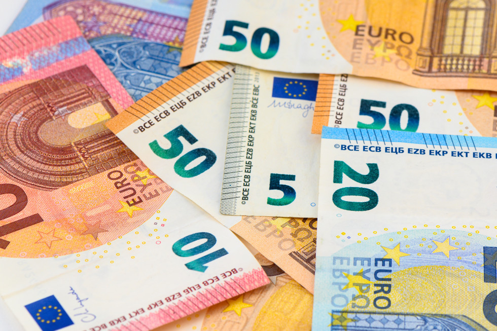 Na kupu ležijo evrski bankovci različnih velikosti