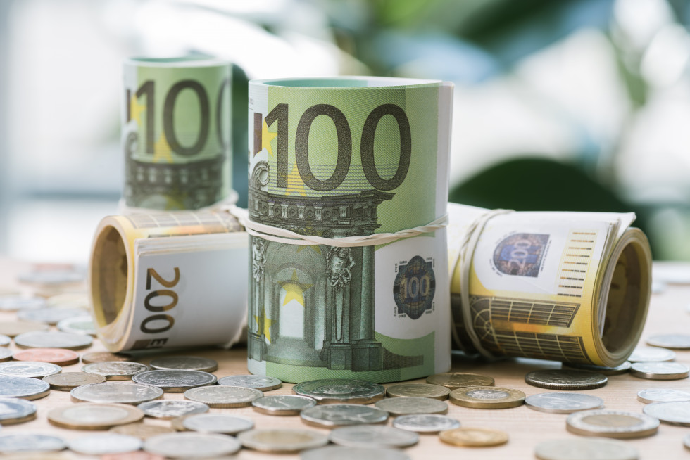 100 euro banknotes.