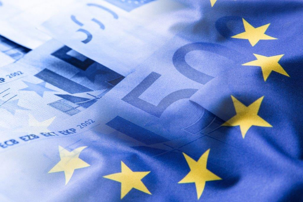 Modra podlaga, na kateri je v drugačnem modrem tonu odsev bankovca za 50 evrov. Nad to podlago so rumene zvezde z zastave Evropske unije. 