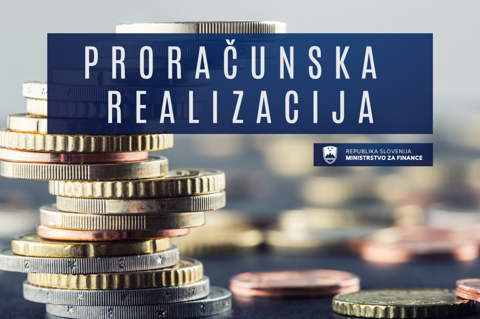 Na kupu so različni evrski kovanci, nad njimi pa je napis Proračunska realizacija, Republika Slovenija, Ministrstvo za finance