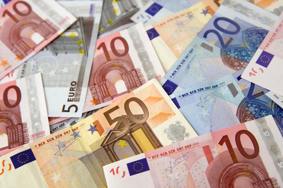 Različni evrski bankovci na kupu, vredni od 10 do 50 evrov