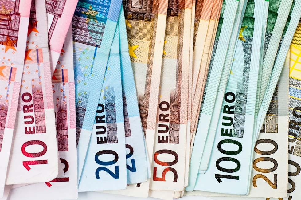 Bankovci od 10 do 100 evrov, razvrščeni od leve prosti desni