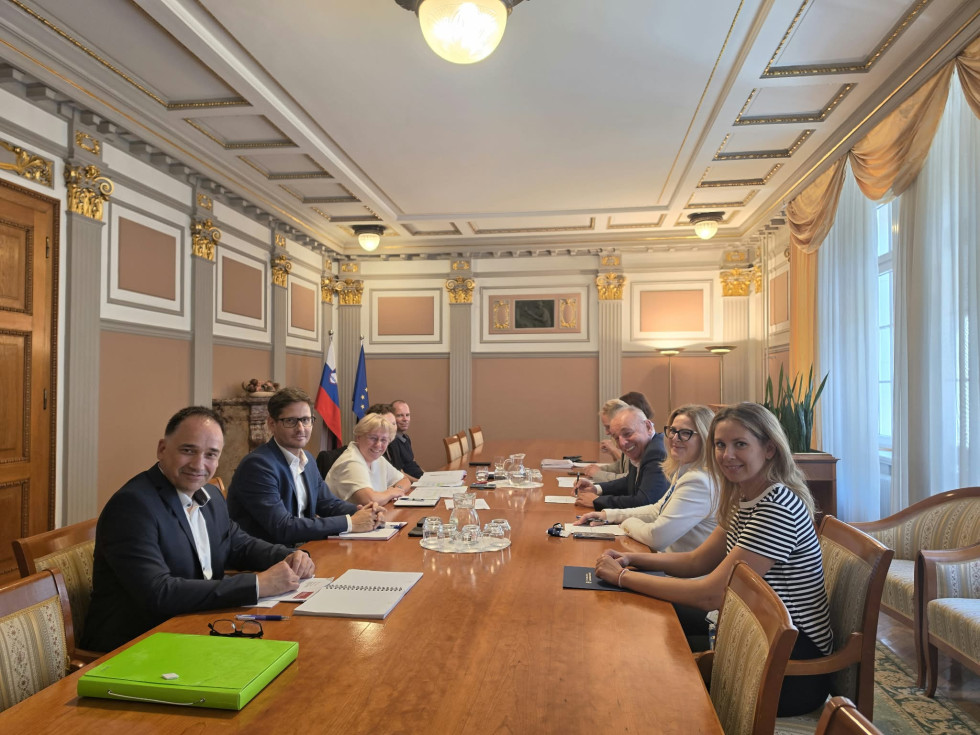 Udeleženci sestanka za omizjem