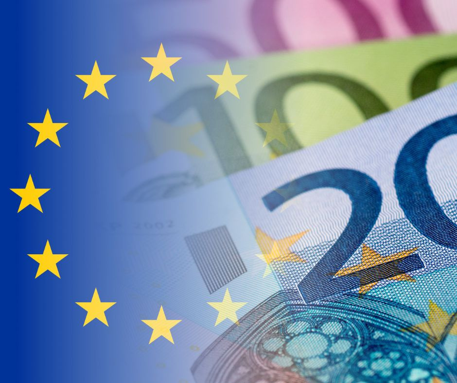 Zastava EU, na njej odsev evrskih bankovcev za 500, 100 in 20 evrov. 