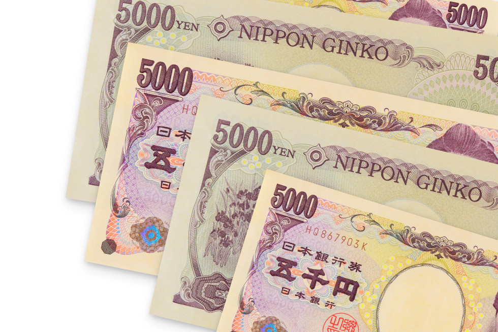 Na kupu ležijo štirje japonski bankovci v vrednosti 5000 jenov