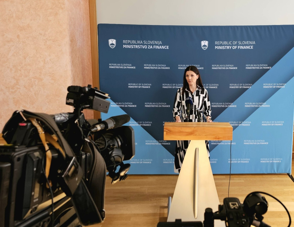 Državna sekretarka Nikolina Prah med tiskovno konferenco ob zaključku izdaje obveznic za fizične osebe