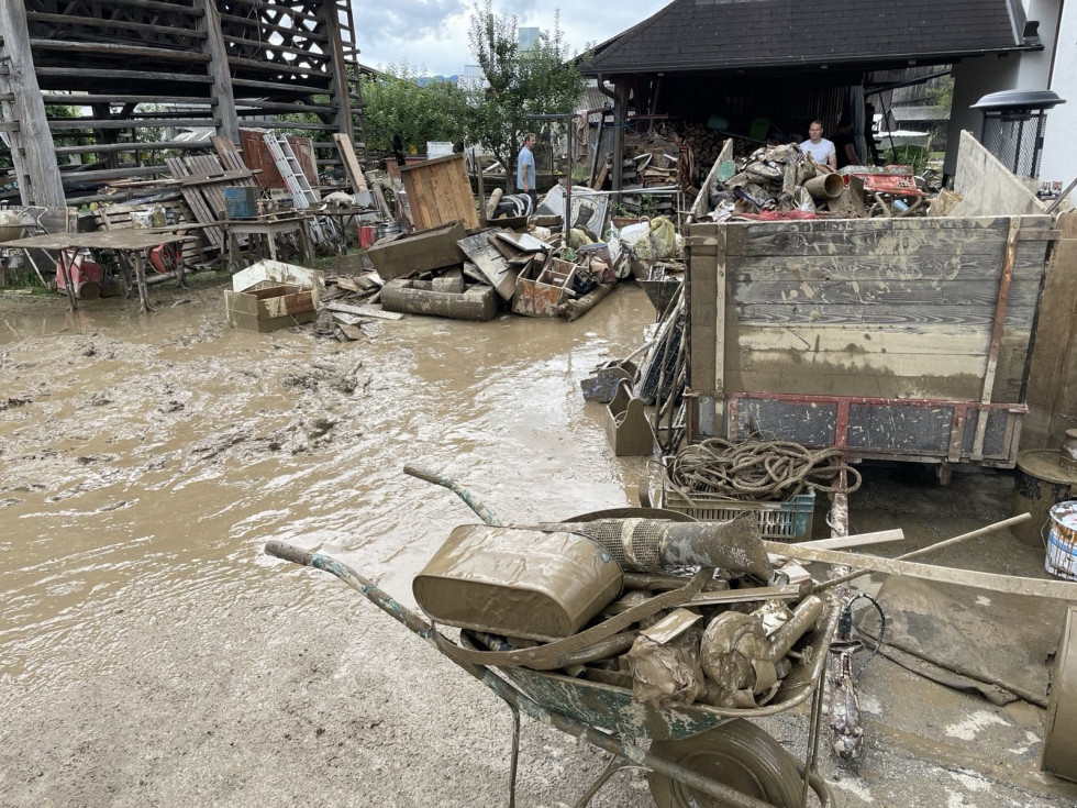 Poplavljena kmetija, povsod je polno mulja in uničenih stvari. 