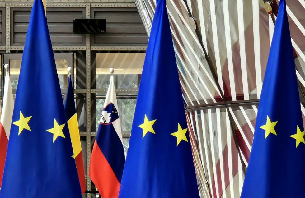 Zastave EU s slovensko zastavo v ozadju
