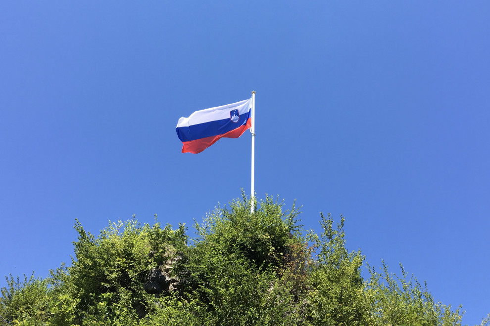 Zastava visi na drogu in plapola v vetru