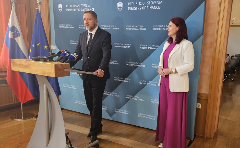 Minister Klemen Boštjančič med izjavo za medije, ob njem stoji državna sekretarka Katja Božič.
