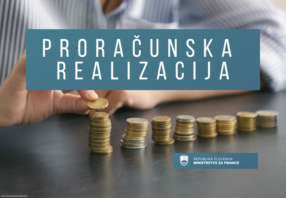 Ženska roka na manjše kupčke zlaga evrske kovance, nad kovanci je napis Proračunska realizacija, pod njimi pa napis Republika Slovenija, Ministrstvo za finance
