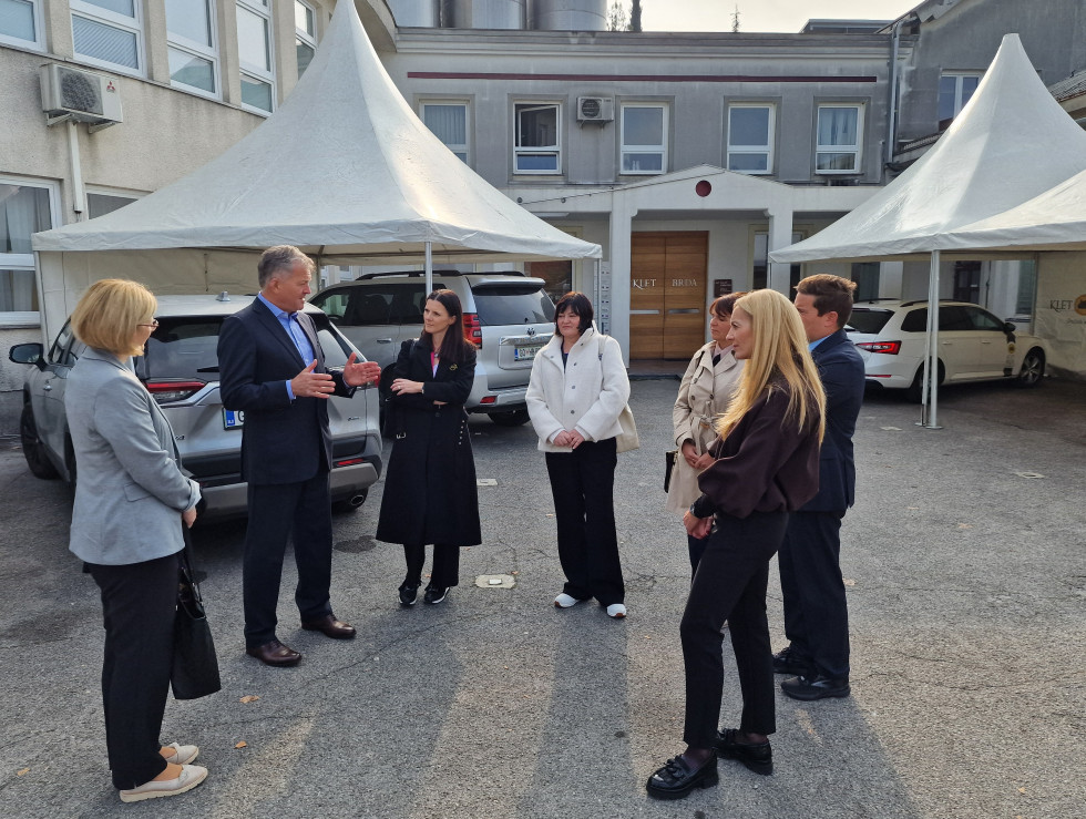 Direktor Kleti Brda Silvan Peršolja med pogovorom z državnima sekretarkama in delegacijo MF.