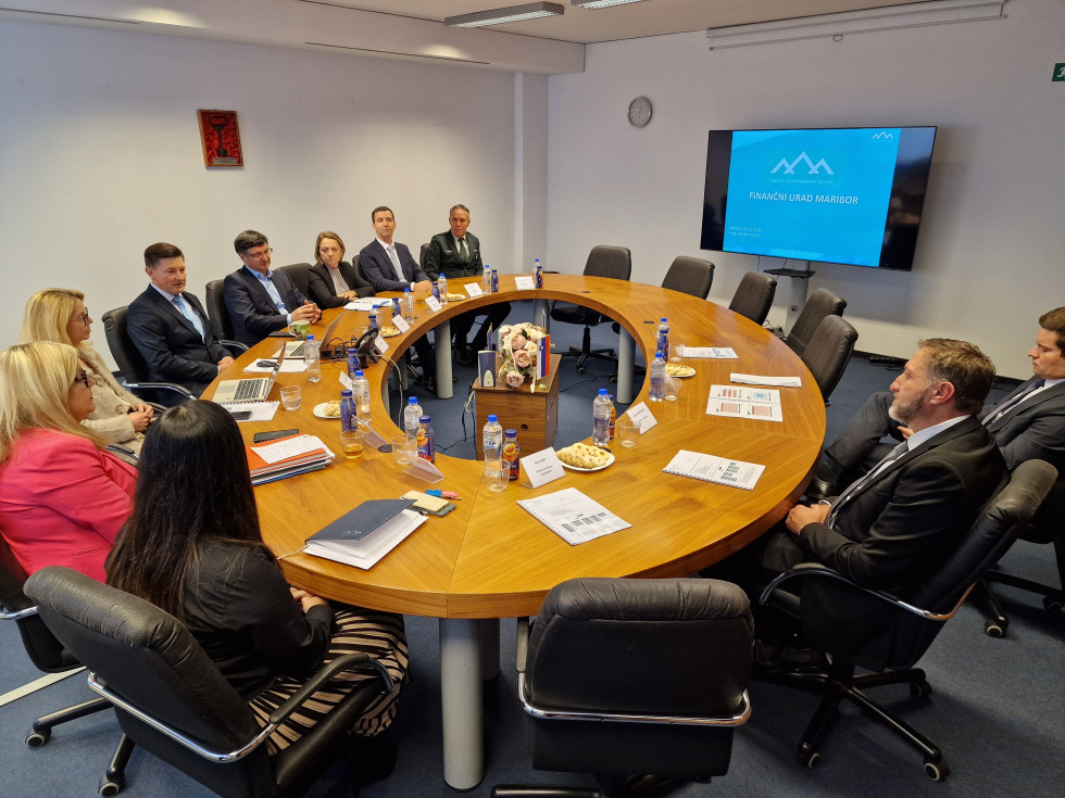 Minister Klemen Boštjančič med sestankom z vodstvom Finančne uprave Maribor